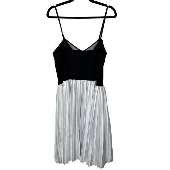 VENUS Dress - Picture 2 of 8